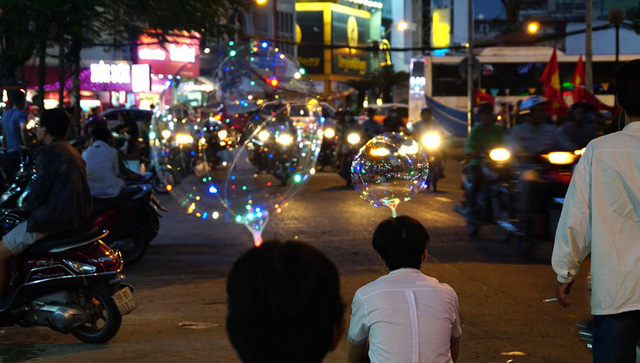 Chợ giáng sinh hạ nhiệt, đồng loạt xả hàng